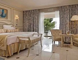 https://le-club-de-cavaliere-and-spa.fr-provencehotel.com